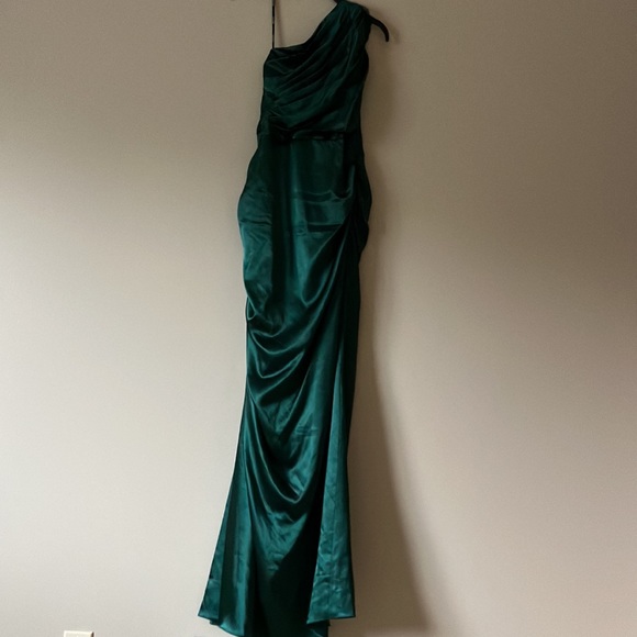 Tadashi Shoji emerald green one shoulder gown - Picture 3 of 6